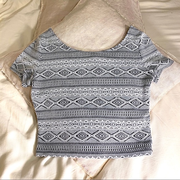 SOLD 🛑 H&M Divided | Geometric Crop Top - Picture 1 of 5